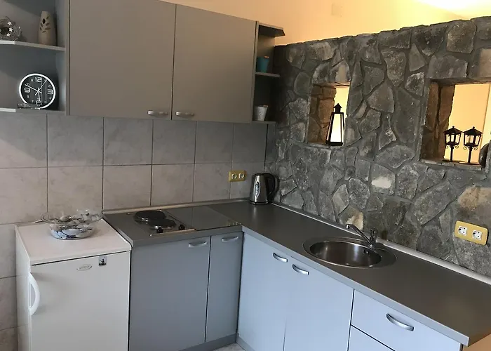 イヴァンチサ アパート *